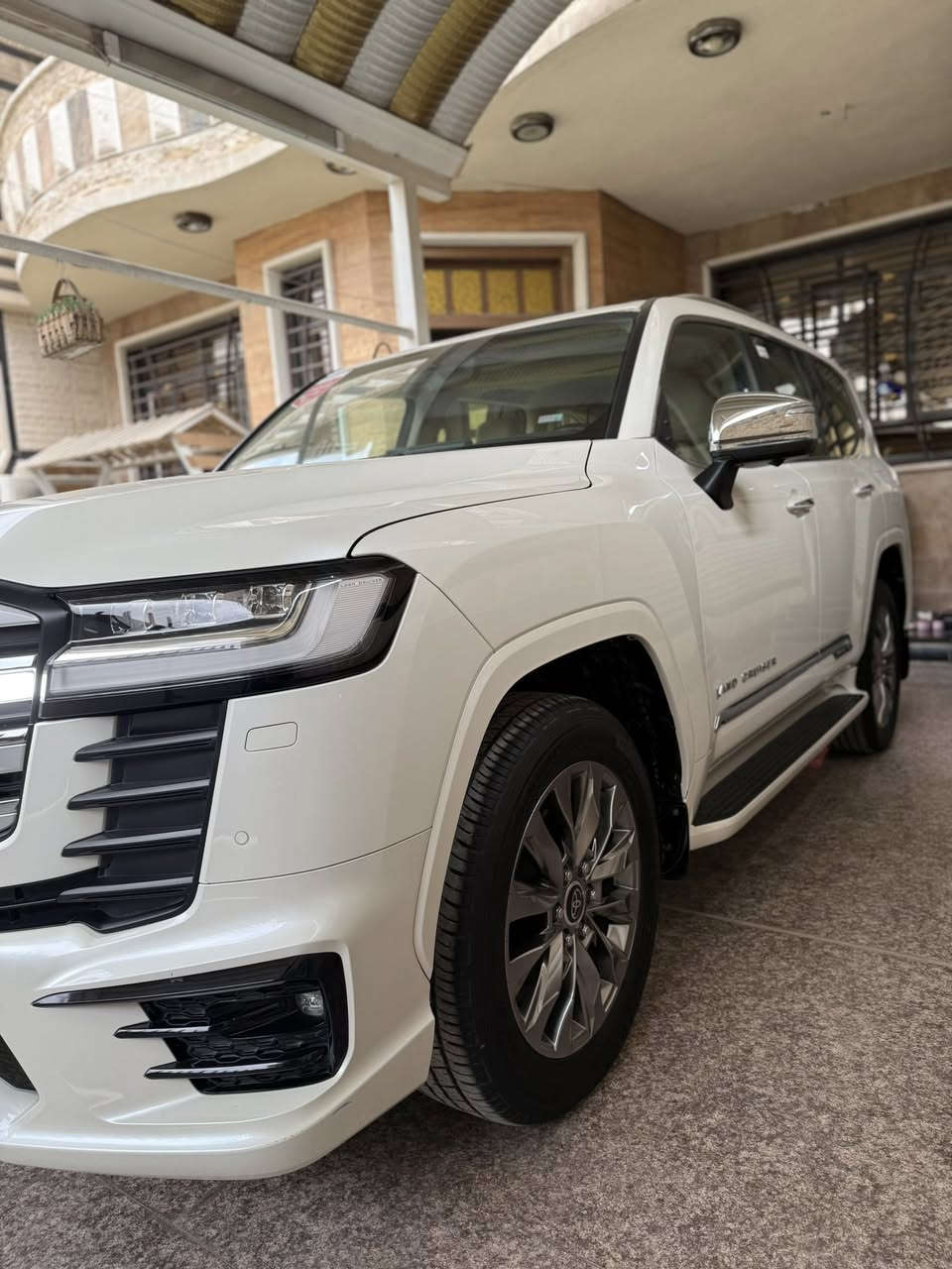 السلام عليكم للبيع لاندكروز 2024 مواصفات ساز اصلي VX  لمتد ساز اصلي ام الضمان ماشي 22  الف حقيقي مكينة 4000 تنفس طبيعي 6 سلندر 3 شاشات ام التطبيق  

ملاحظة السيارة بعدها داخل الضمان 

السيارة مكفولة كفالة عامة من الصبغ و الفتح و البارد و الخدوش و الرصعات  و حتة الدعاميات مكفولة حتى من الترميل مكفولة 

المواصفات VX لمتد  لحايا و لد امامي اصلي 5   بصمات كامرات 360 درجة كشنات كلها تدفئة تبريد كهرباء الأماميات و الخلفيات رادار امامي و خلفي 7 راكب كهرباء 8 ايرباك 3 قطع تبريد سماعات JBL لد امامي كشنات جلد شاشة وسطية كبيرة تحكمات استيرن جهتين ثلاجة فوريل تشغيل عن بعد مري شفط مري قلاب كامرات بالمري كشن خزن ميموري وباقي المواصفات المعروفة 

السيارة كلها عدتها و غراض الشركة  موجودة السماعات الخلفية و غراض الشركة بعدها بيها موجودة و حتة البردة الخلفية مال صندوك بعدها ما مشدودة 

مكان السيارة بغداد 

رقم الهاتف ***********
