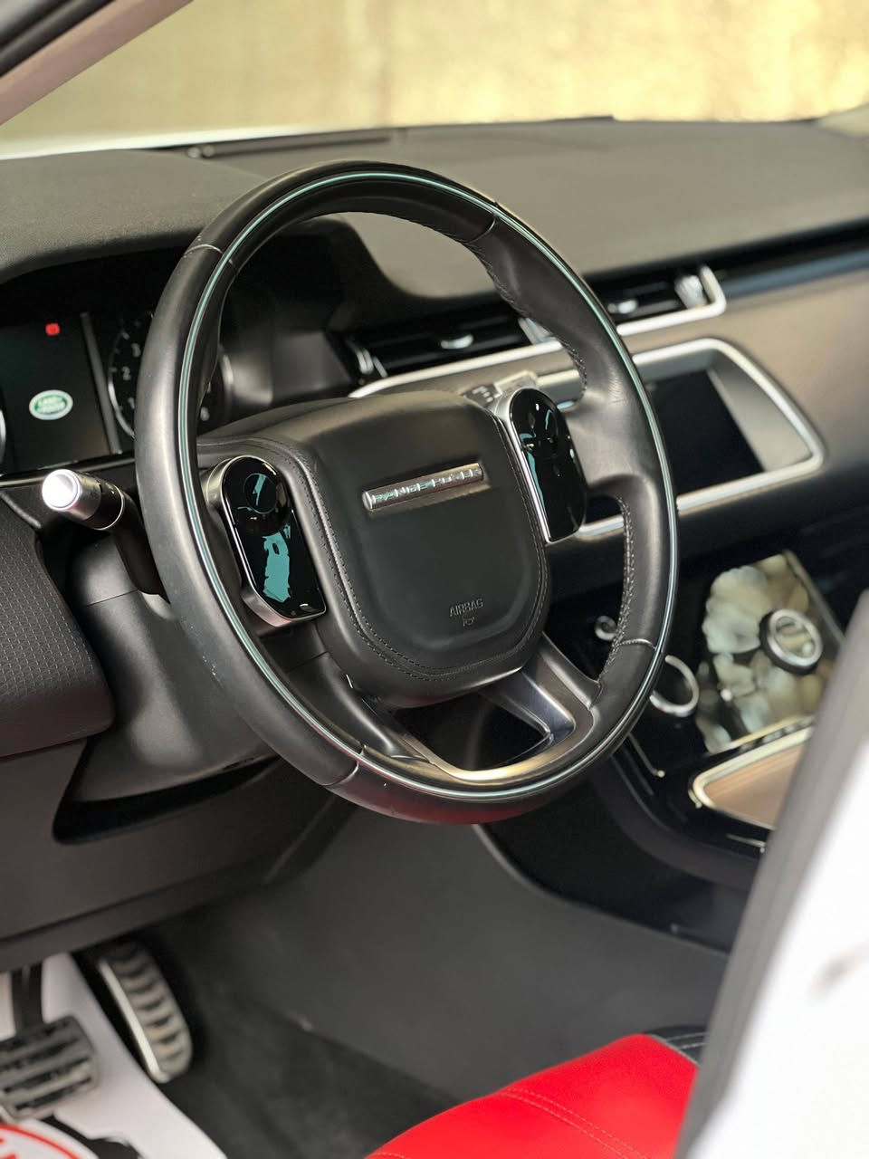 رانج روفر ٢٠٢٠ ايفوك خليجي مرقم بغداد وبأسمي استلام شركة محرك حجم ٢٠٠٠ تيربو ماشية ١٩ الف كم
 رقم بغداد
حجم المحرك 2000 تيربو
سيارة جديدة :
بصمة سقف بانوراما / جلد لونين /
/ حساس امامي خلفي / اشاير بالمرايا / شاشة كبيرة / درايف مود /
فرامل الطوارئ التلقائية / مثبت السرعة /تراكشن كنترول / كاميرا خلفية
السعر ٢٨٥٠٠ $ من الاخير. 
بغداد الاعظمية شارع الضباط.
للاتصال ***********
