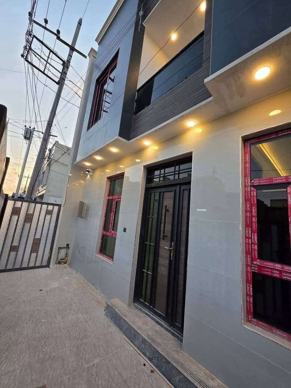 السلام عليكم 
دار 50 متر ركن للبيع واجهة 8 مدخلين
 يحتوي  على مطبخ وخدمات عدد 2
 غرف نوم عدد3  عرض الشارع 15
حي الجهاد ديوان المخابرات
للاستفسار  *********** متوفر وات ساب
