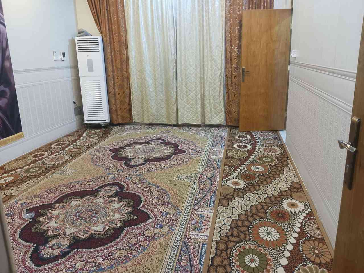 بيت 200 متر  قاط ونص
القاط الاول استقبال 6*4
 ومطبخ حار بارد الحار 5*4
وصالات 2 وحده 8*4 ونص
والصاله الصغيره 4*2ونص 
  وغرفتين كل وحده  5*4 
والحمام  2ونص *2ونص 
والقاط الثاني  
غرفتين 5*4
وصالتين وحده 7*4ونص
والثانيه 4*2ونص 
والحمام 4ونص *2ونص 
ماء نضام بطاريه نزال انج ونص  الحديث  2 كيزرات 
شبابيك حديث. بلاستك وحديد 
بيه نضام الارضه شغل 
كادر  من بابل 
ونضام تسليك بوري غاز للمطبخ والترك للتنور
العنوان حي الشهداء ثاني فرع على الحديقة العامه  مقابل الجمعيات
للاتصال  
*********** ابو علي
