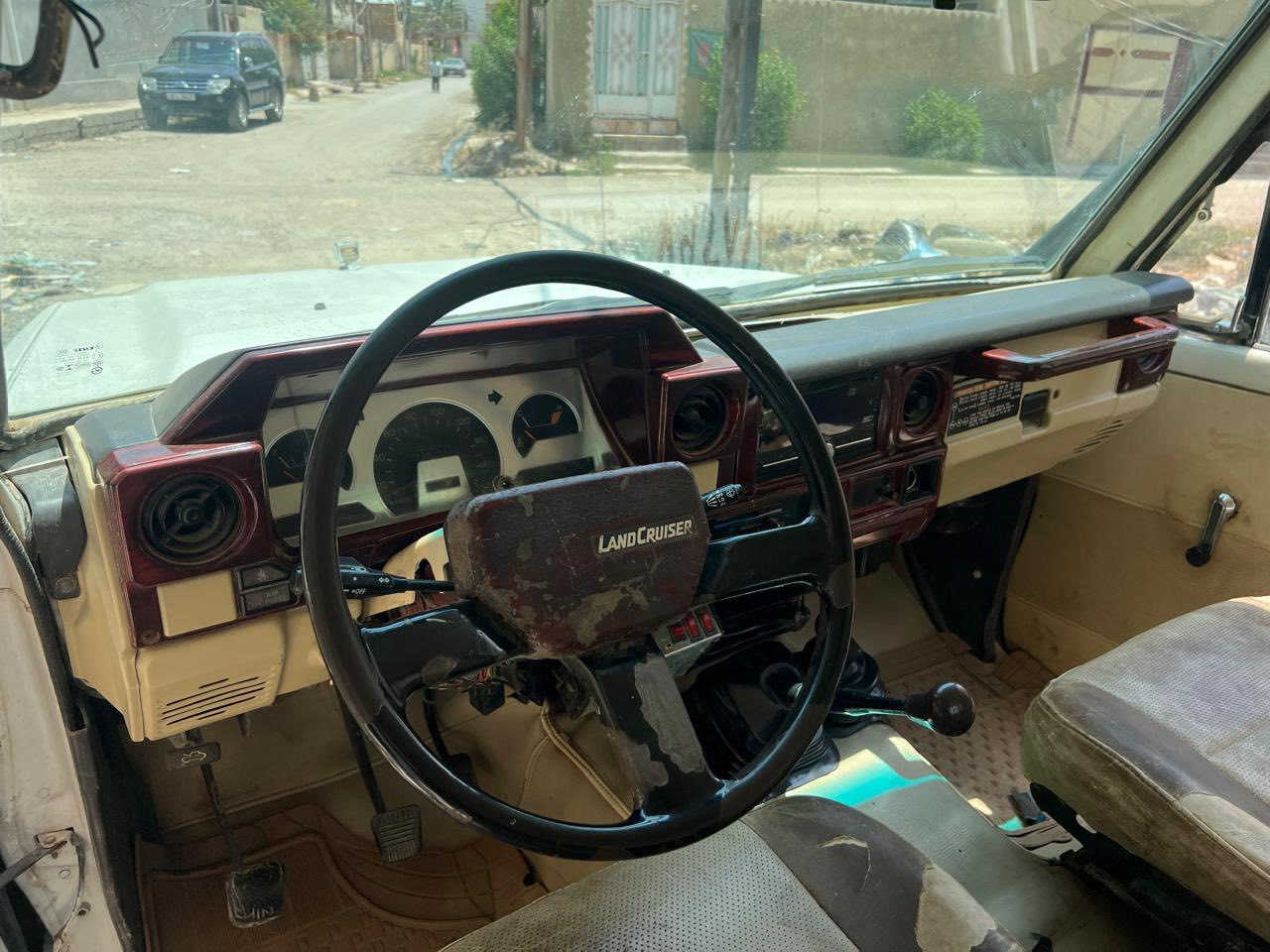 لاندكروز موديل 1983
رقم بغداد صدامي 
ديالى الخالص 
سعر 50بي مجال حك الجيه
***********
