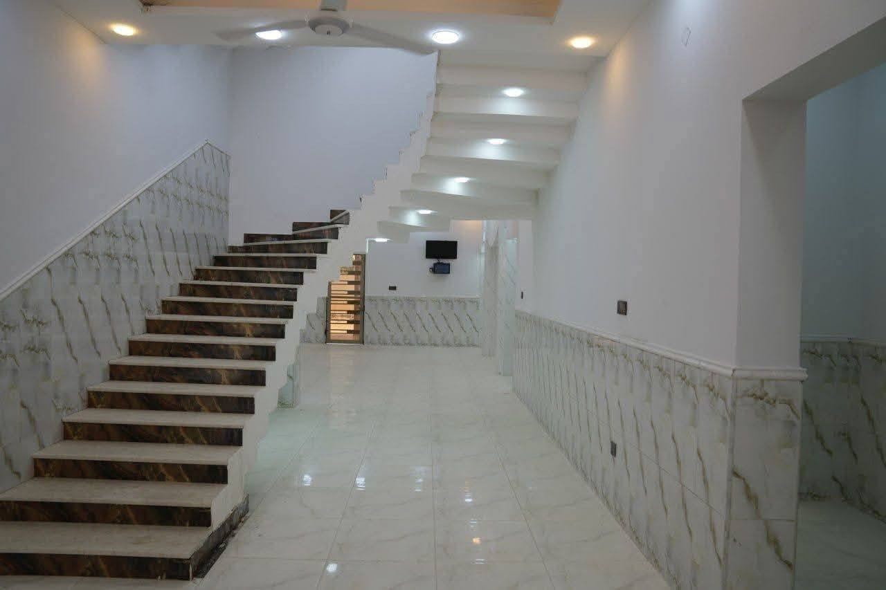 إعلان......

بيت للبيع نص دونم مداور  اسهم منطقه ال بندر قرب المصلخ

طابقين بناء درجه اولى

الطابق الاول يحتوي على غرفتين وصاله ومطبخ وبراني وصحيات خارجيه وداخليه

الطابق الثاني يحتوي على 4غرف نوم  وصاله وصحيات

السعر 260 مع المجال

بناء البيت 360 متر للاستفسار زياره المكتب في شارع الاسكان قرب صيدليه الحرمين او الاتصال ***********-استاذ حيدر
