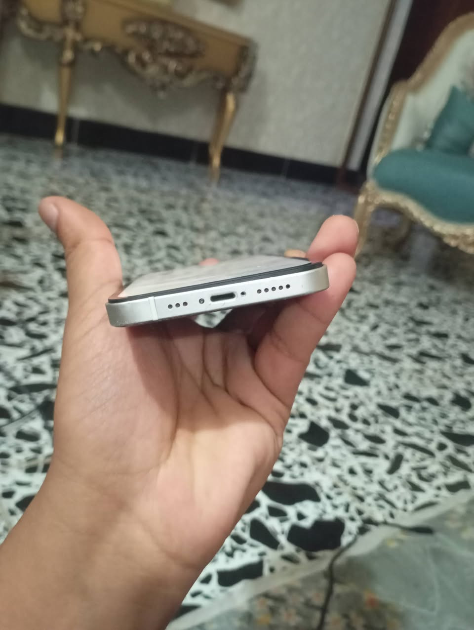 ايفون 12 عادي
ذاكره 128

بطاريه 100

شاشه ستبدال وكاله

فيس ايدي شغال 

الجهاز ضهره بي كسر بس مغلف تغليف 

السعر. 225 بي مجال بسيط

***********

جماعت ال150 لتراسل
