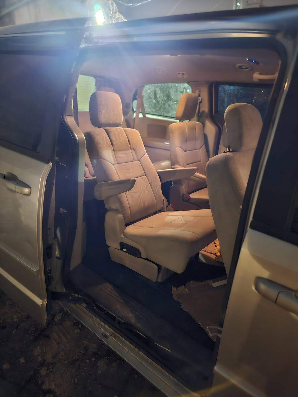 سلام عليكم 
للبيع دوج كرفان vip أدوات متؤمه 
موديل 2016 
3قطع تبريد 
كشنات سياحي vip
 داخل خليجي بيجي  
محرك وكير وحداديه وتبريد  كله جاهز وجديد كلش
 ولا كلوب مشتغل بالعينه
السياره جديده 
كص قماره
سياره جاهزه 
 ب54 وبيه مجال بسيط  
مكان الكوفه 
 أرقام وسنويه وكاله وهزه كامله 
***********
