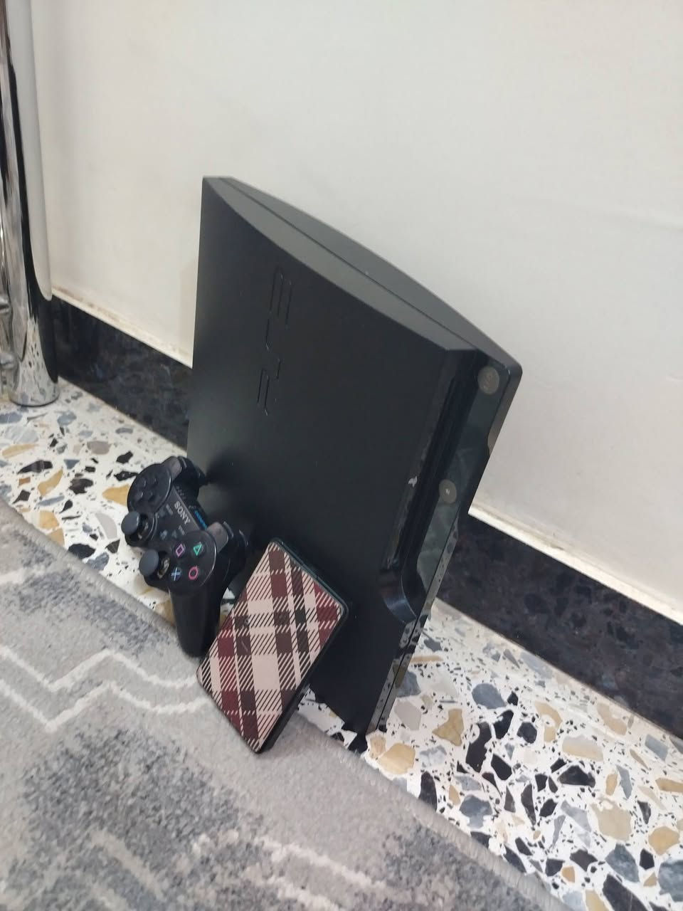 3 بحاله ممتازه استعمال قليل كامل ملحقاته مع يده اضافيه وياه الكارتون الاصليه الجهاز كامل بدون اي نقص ومابي اي خلل والله شاهد عليه مع هارد بيه 30 لعبه قويه تشمل حرب و كرة قدم و تختيم و سيارات. 
السعر 140 الف او مراوس ببلي 4 وانطيك فرق


**إذا كنت صاحب هذا الإعلان وتريد حذفه لأي سبب، رجاءا أرسل رسالة إلى الدعم الفني**