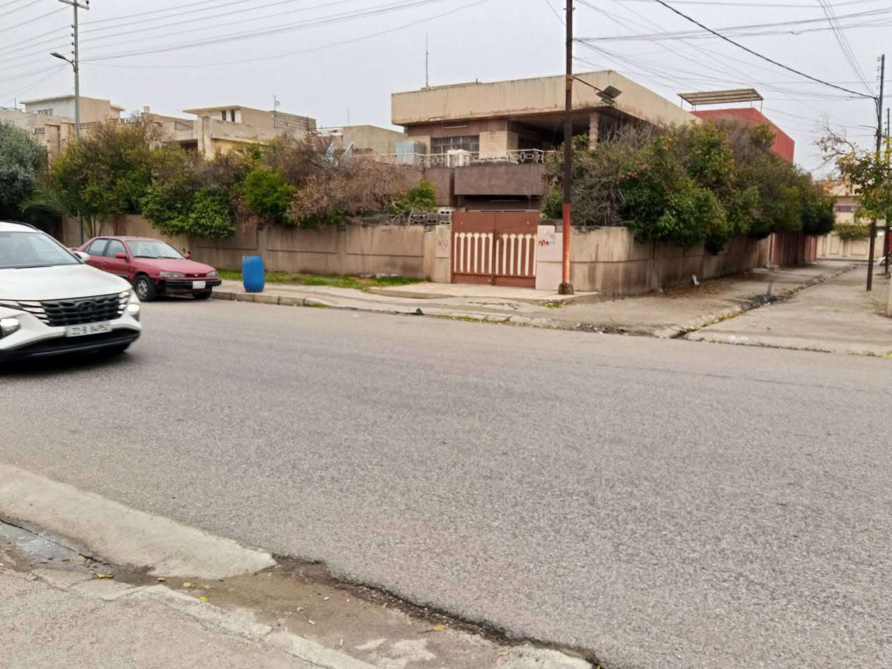 السلام عليكم دار للبيع في حي الاعلام مساحه الدار 345م واجهه 15 عمق 23 م الدار ركن موقع مميز عرض الشارع 20م  رصيف 5 م  عدا عرض الشارع سعر المتر مليون و350 وبي مجال الدار للورثه وجاهزين للبيع للاستفسار اكثر الاتصال ع الرقم
***********
