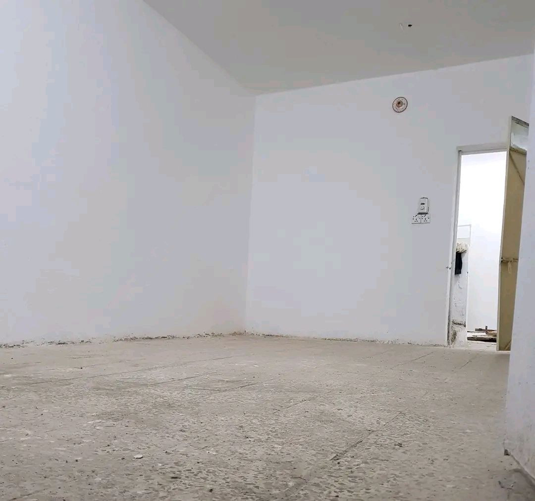 السلام عليكم بيت للبيع مساحة ١٠٠ متر طابو ملك صرف طابق ونص يحتوي الطابق الارضي على استقبال وغرفة نوم وهول وترك ومطبخ وصحيات ٢ 
والطابق الثاني غرفة نوم كبيره وهول السطح شتايكر الموقع خدمات مسقط منطقة ال ١٦ قرب المستشفى التركي في الحسينية البيت بأسمي وليس دلال للاستفسار ***********
