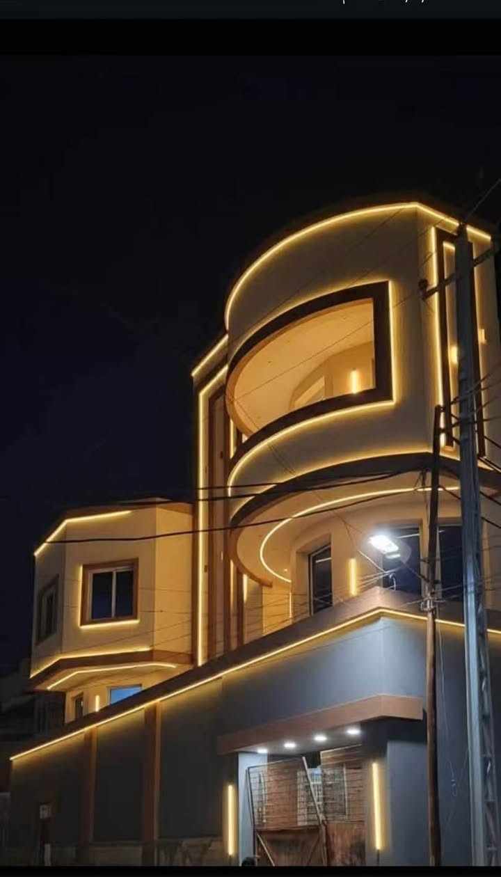 رمضان مبارك
بناية/دار/ للبيع. طابو زراعي 
*منطقه كاملة كل الخدمات.  وناس مثقفين  ومحترمين جدا
*شط العرب قريب على الكورنيش( كاع الشعيبي)
*الصوره الثانيه واجه بالذكاء الصناعي للتصميم النهائي 
*تشطيبات على النص  والبقيه مواد التشطيب كلها مرمر. بورسلين 

*المساحه 330 متر  ركن  على الشارع مؤدي مباشر الى الكورنيش
*على بعد 700 الى 80/ متر من كورنيش شط العرب 
*يبعد 600 متر عن سوق التنومه 
*3 طوابق  نظام تركي 
*طابق  الارضي مخازن . وكراج   غرفه خدمات / طابوق  .
*طابق. الاول.  4 صالات +مطبخ حار وبارد +سويت /طابوق 
*طابق الثاني 3 سويتات +2 صاله  / ثرمستون +ببوك تاجريان
*بيتونه  واسعه 9 في 6 
*درج 1.40 سم 
*33 دنكة نن الاساس الى اخر طابق 
*سمك الصب ,40سم. شيش قياس 32.24.18

منطقة  كاملة. حديثه. كل الخدمات موجوده كهرباء ماء خطين
انترنت. .
مجاري
البناء ينقصه التشطيب 
***********
