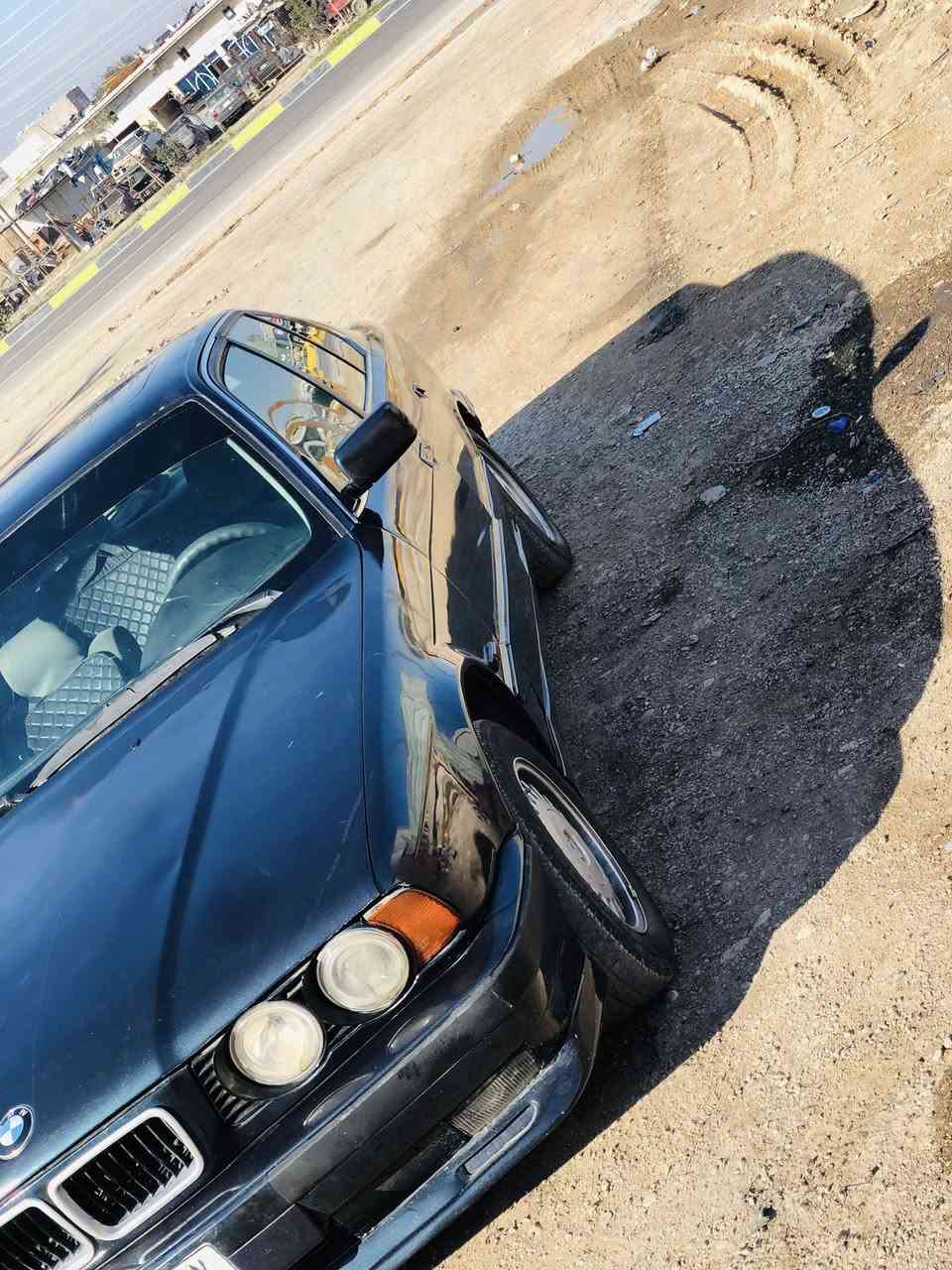 اخوان بي ام موديل ١٩٩١ السياره فول نضافه بلاديه لاطخه ولاضربه فتحه طكتين تبريد تدفئه
تخم تاير وتخم ويل حاويه اصلي شمسي

كهربائيات كلها شغاله لايتات سوار العالي زنون والناصي شمسي 
داخل جلد يخبل غرفتها شرط النضافه
رقم بغداد سنويه ماساقطه شرط التحويل 
كير مكينه شرط كفاله عامه بيها شلعه تشك الكاع 
السعر ٤٧ مكاني ديالى الغالبيه ***********
