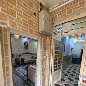 سلام عليكم بيت للبيع مساحة 100 متر  مربع  بنيان طابوك مكان جاير مقابيل صيدلية صافي الصفاء بيت مرتب بنيان طابوك  البيت طابقين يحتوي علئ غرفتين نوم صالة عدد 2 ستقبال مطبخ صحيات عدد 3 منور عدد 2 موقع بنص سوك الجاير مدارس مستوصف مولات  يبعد عن الايمامين 2 كليو نوع العقار طابو زراعي سند 25 الاتصال ***********
