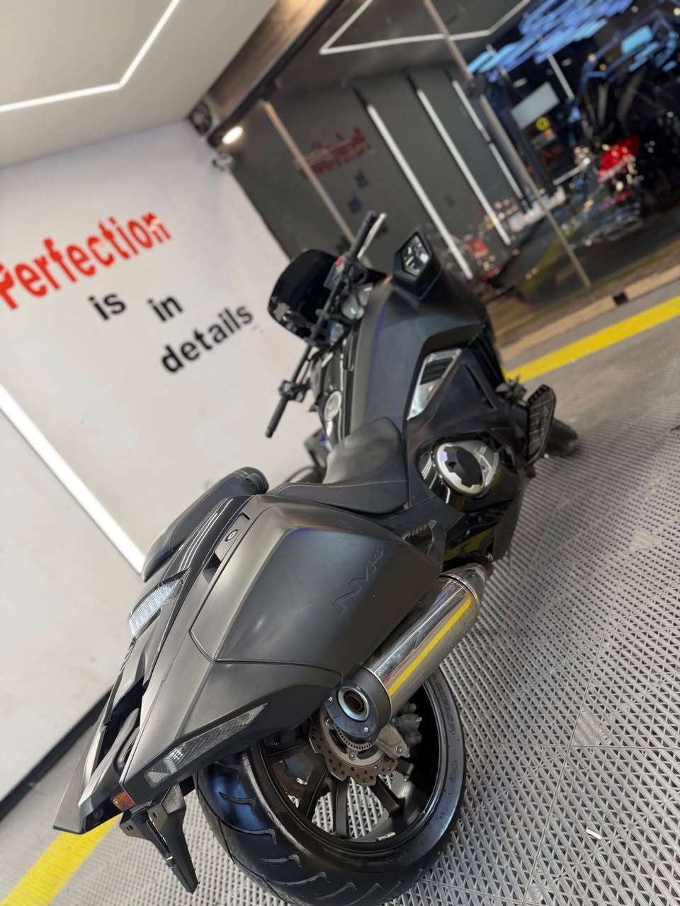 السلام عليكم 

  للبيع  🌎
✅
✅Honda NM4
موديل 2016 ✅
حجم المكينة 750cc
الدراجة دخول جديد للعراق يعني محد صاعدهة هنا نظام Abs  دشبول متغير الوان  
ماشية 9 الاف فقط. 
الدراجه حلوه وميحتاجلهة شيي 
بالصور مبين حادثهة مال خارج  
سعرهة حلو وبالعافيه عالياحذهة 
 
*********** موجود واتساب هم
