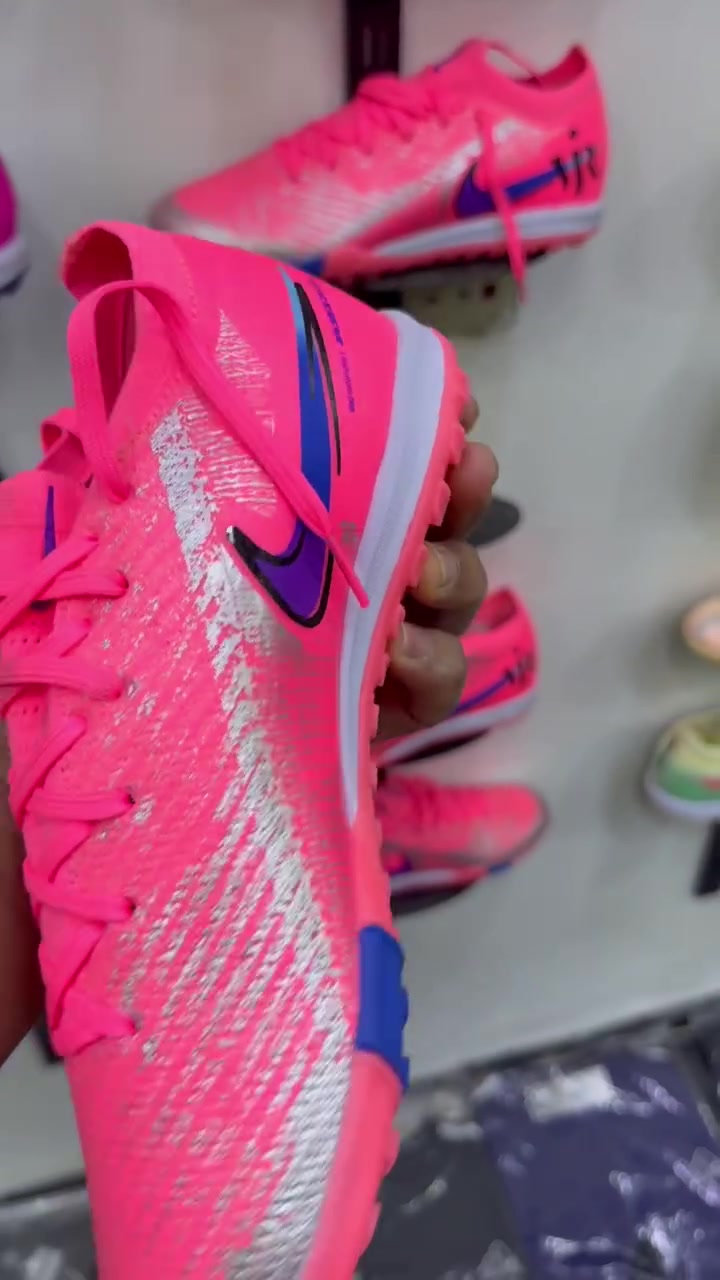 توفر حذاء اير زوم اصلي ماستر كوالتي👟.
القياسات من41-44📐.
العنوان📍:كربلاء شهداء سيف سعد قروب كهربائيات الماس 
للتواصل والحجز📞:
***********
***********
اسم المحل:تجهيزات العمدة للفرع الثاني⚽️.
