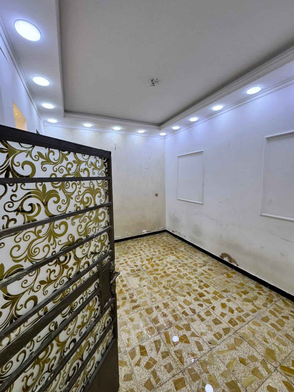 سلام عليكم
بيت مساحه 100متر معزول فوك على الجوه 
مكان البيت الدوره خلف المستشفى الدوره 
يم جامع مالك الملك حالين البيت ماجرين بي والايجار مليون
مكلف بلنشر الاتصال ع الرقم ***********
