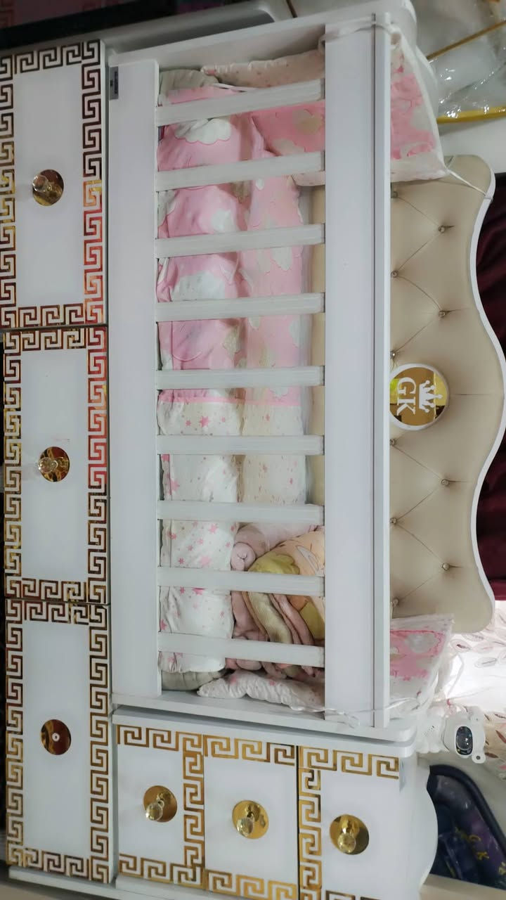 السلام عليكم جربايه أطفال ملكيه تتحول إلى سرير للبيع مع المصدات كاملات مو بس المعروضات مستعمله قليل السعر 150 وبيها مجال الكروه الرقم  *********** واتساب فقط
