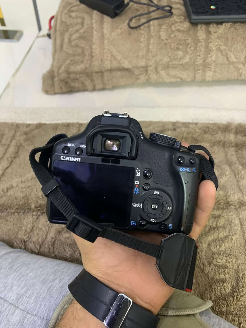 كامره كانون D500
عدسه 18.55 
بطاريه عدد 1 
جنطه حمل يد
رام 16 غيغهبايت عدد 1 
تصوير صوره + فديو 
ناقل صور عدد ١ منفذ تايبسي و وايرلس و سامسونك 
ستاند حمل يد معه اضائه صغيره 
سعر 200 و بيهه مجال 
استفسار اتصال على رقم ***********
