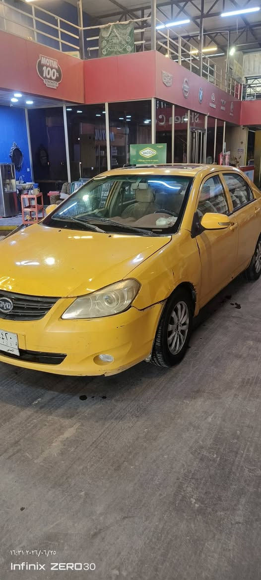 السلام عليكم
*للبيع  سياره BYD G3*  
 
للبيع المستعجل سيارة *BYD G3 كير عادي*  
الموديل: 2013
 
السيارة مال بيت ونضيفة كلش، تبريدها ثلاجة 
بيها: جام كهرباء 4 جامات، سنتر لوك، ريمونت، 
بيهة ظربة خفيفه چاملغ الامامي و الچاملغ الخلفي ، حدادية مكينة وكير خير من الله  
تخم تاير جديد، باتري جديد  
السيارة باسمي وشرط التحويل ثاني يوم  
الفحص وين ما تريد  
السعر  40وبيها مجال للشراي  
المكان: الديوانية  
اتصال / واتساب: ***********
