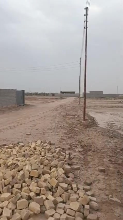 سلام عليكم بيت هيكل 200 متر المكان السبل الفرع الجديد تبليط مقابل سجن الصلاحي البعد عن التبليط 300 متر كهرباء ماي شوارع مفصله الكل سبيس السعر 26 ومجال للشراي فقط ***********
