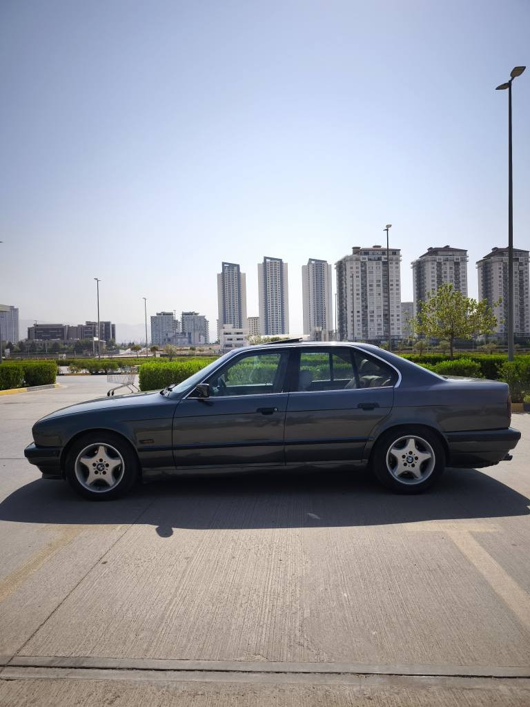 BMW E34 525AI
ئەم بیئێمە بۆ فرۆشتن
بیلاد 25 کەپس و ئۆتۆماتیکە
 مەکینەی بەشەرت بێ کێشەیە
گێری کێشەی تیایە 
دوگمەی بەفر و سپۆرت و ئۆڤەر 
ABS
سلاید کارەبا و ئۆتۆ
تەبرید
تەحدید سورعە
كۆد
چوار جام کارەبا 
یەک چاملخی دواوەی لێدراوە
بۆیاخ عام کراوە لەسەر کالبونەوە
تەحویل و غەرامە و براوە بە شەرت
مۆدێل 1990
سەنەوی و ژینگەی مانگی 8 2024 بەسەر چووە
شوێن سلێمانی
*********** السليمانية, العراق
