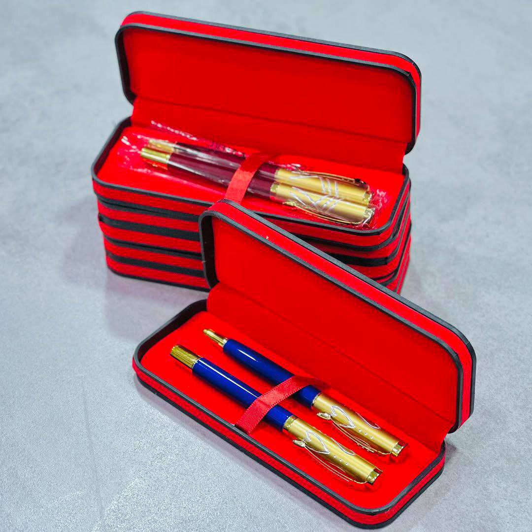 #هدايا_عيد_الطالب 

🖊️ قلم جاف فاخر بتصميم أنيق
🎀 علبة فخمة مبطنة من الداخل بلون أحمر راقٍ
💎 ترتيب مرتب ولمسة فخامة تليق بالمناسبات الرسمية
🎁 جاهز للتقديم مباشرة بدون أي تعب
مناسب لـ 👇
🎓 #عيد_الطالب الطالب
👨‍🏫 #عيد_المعلم
🏅 #التكريم 
🎉 المناسبات الخاصة

📍 العنوان: المثنى – الرميثة – كراج النجمي – مقابل إشارة المرور
📲 للتواصل: مراسلتنا على الخاص


**إذا كنت صاحب هذا الإعلان وتريد حذفه لأي سبب، رجاءا أرسل رسالة إلى الدعم الفني**