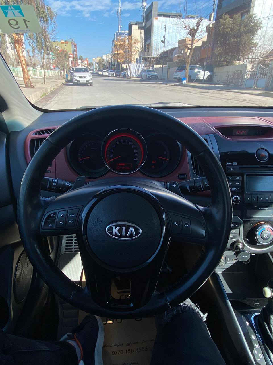 كيا فورتي سبورت موديل 2013 خليجي فول موصفات بيها فتحة سقف بيها ايضا شفت لون ابيض بيها صبغ بالجاملخ خلفي من باب بجانب سايق ضربة خفيفة صبغ وكالة و سعر 100 بي مجال حق جية كشنات نظيفة
رقم هاتف *********** السليمانية, العراق
