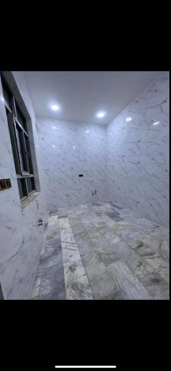 بيت للبيع ١٠٠م  في حي الجامعه بداية شارع عشرين الوسطي الواجهه ١٠ في ١٠ للاستفسار الاتصال ***********
