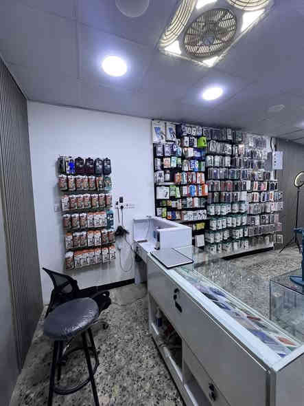 السلام عليكم ورحمة الله وبركاته محل تلفونات للبيع  يحتوي على فاترينات زجاج عدد(٣) وميز صيانه عدد(١) وفاترينات عدد(٣) واكسسوارات كامله للبيع الاستفسار خاص او على الرقم. ***********
عنوان المحل بغداد العبيدي حي الرئاسة
