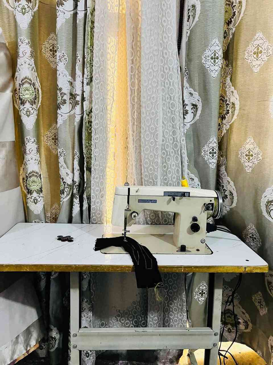 مكينة للبيع هيه والميز مالتها ماطور جديد والمكينة نضيفه وهذا خياطها سعرها ١٠٠ موجود توصيل بغداد فقط عنواني مدينة الصدر  للتواصل فقط واتس ***********
