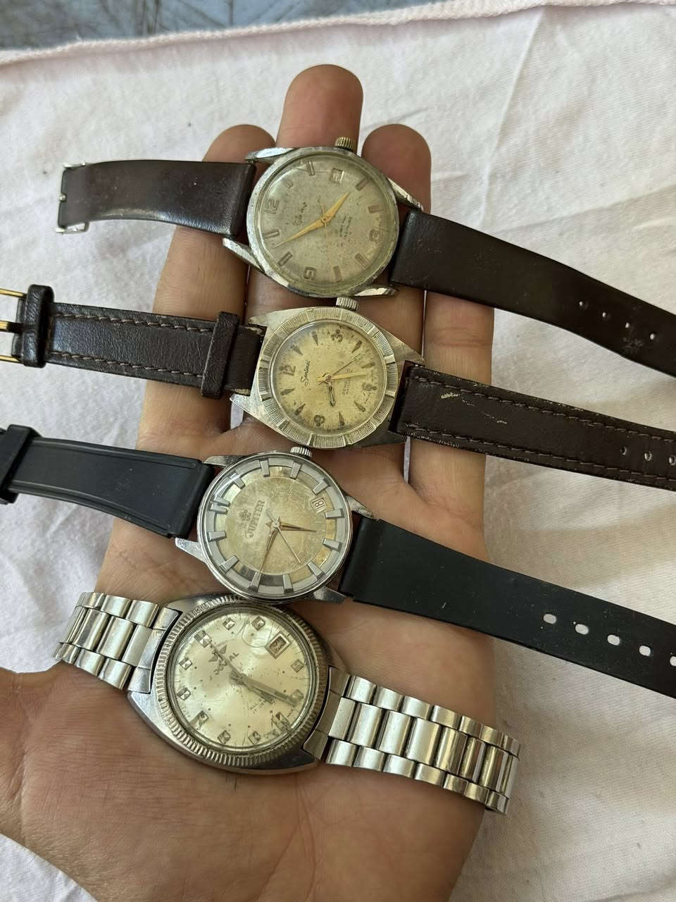 مجموعة ساعات للبيع
اتوماتيك /تكويك
سويسري
عدد 18
كلهم شغالين 
سعر القطعة 32 الف
يوجد توصيل لجميع المحافظات 
***********
