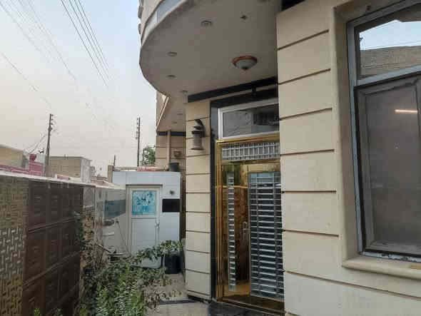 السلام عليكم دار للبيع مساحه ١٨٠موقع الدار نهايه شارع السوق يم مولده حجي لفته الاستفسار ***********
