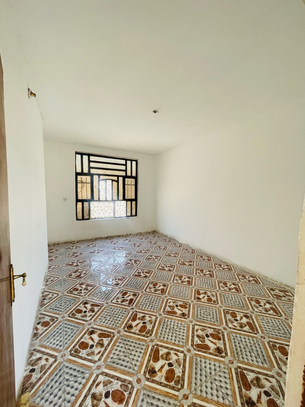 السلام عليكم 
للبيع دار سكني الموقع بغداد حسينية الراشدية مجاور العمارة الحمراء خلف الشارع التجاري (شارع المكاتب) 

مواصفات الدار :-
موقع جداً ممتاز 
ترميم جديد قبل أيام طلعو الخلفات من عنده شغل درجة أولى الدار فارغ وجاهز للسكن 
مساحة الدار 80 متر 
1-گراج 
2-استقبال
3-مطبخ
4-صحيات
الطابق الأرضي:غرفة واحدة 
الطابق الثاني:غرفة واحدة مع صالة 

السعر 120 مليون وبي مجال جداً بسيط
للأستفسار الأتصال على 
***********
***********