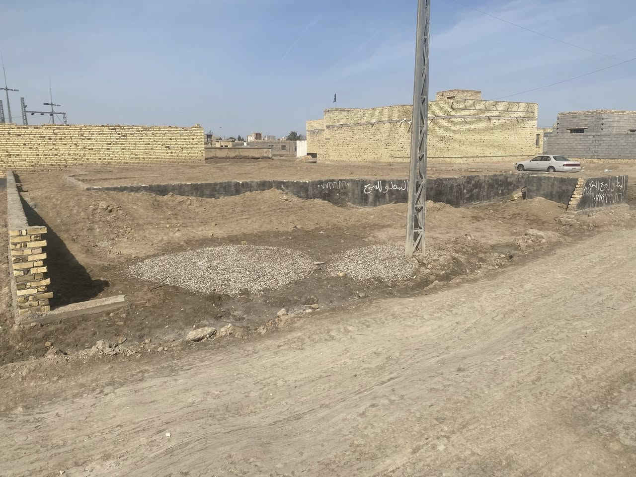 السلام عليكم بسبب عدم الالتزام بالوعود ,نشر لكم مرة أخرى
📍بتلو للبيع المساحة 312
يتكون من غرفتين 
1-غرفة 6x4 بالإضافة تحتوي على حمام متر 
2-غرفة 5x4 صافي 
3-مجمع صحي داخلي 4x3.5 صافي 
4-صالة داخلية  9.5x4 الدرج دائري 
5-استقبال 5x4 صافي 
6-مطبخ 4x5..5 صافي 
7.ديوانية 9x4صافية 
بالإضافة مجمع صحي خارجي  كذالك فية حوش  
🟥مكان البتلو مجمع الرفاة شارع النص , 
الماي والكهرباء  ومجاري ثقليه بالباب ,بالإضافة مشمول بالصب والتبليط 

*********** لمزيد من المعلومات
