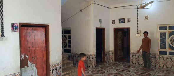 بيت طابو قرب مدرسه السجاد 
3 غرف وصاله 12 متر  ومطبخ وديوانيه عوزها عكاده وصحيات بيت جبير وجاهز 
350 متر 
السعر 70 وبيه مجال 
***********
