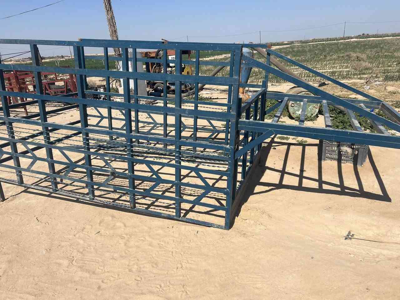 سلام عليكم
محجر فونتيرا أم عيون  طابقين  حديد ثقيل نضيف لا خياس ولا زنجار  نقص بس نرماده وحده مال الشبچه 
سعره ٢٥٠ و بيه مجال شويه 
 مكاني كربلاء طريق النجف عمود ٨٧٦ 
***********
