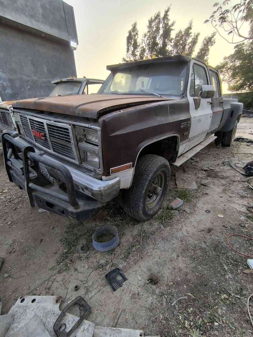 السلام عليكم للبيع شفر موديل ٨٤ دبل قمارة بدي مصفح مزود رقم بغداد اللماني شرط التحويل لون جوزي دبل اكسل دبل تاير محرك ٣٥٠ گير ٤٠٠ السيارة شغالة مكاني بغداد ***********
