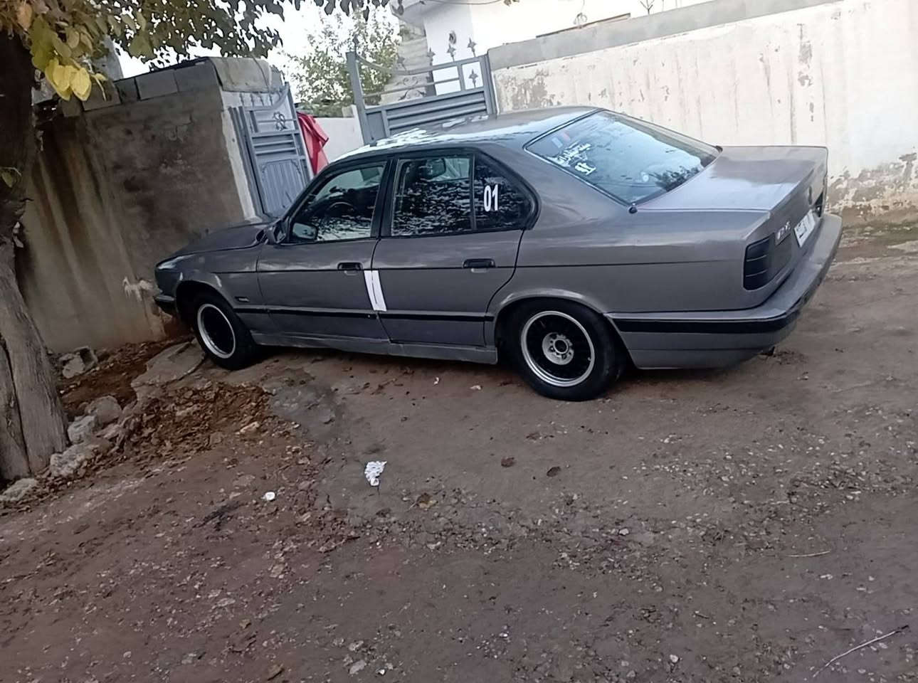 بیئێم بۆ فرۆشتن و گۆڕینەوە ١٩٩٣یە ئاڕمی سۆران بەشەرتی ئەوەلیات مەکینە ٥٢٥کەپسە گێڕ عادیە گێڕ مەکینە ئەکسل ئاڕم بەشەرت تەقەو ڕەقە بەشەرت سڵایتە لایت ئەڵقەیە زینۆنە ٢جام کارەبایە تاخوا حەزکا بەقوەتە ماڵی دۆستە ماڵەکە وەسفی ناویت خۆی دیارە ٢٥گەڵاو مەحمەلەیەکی برایانە ***********
*********** حلبجة, السليمانية
