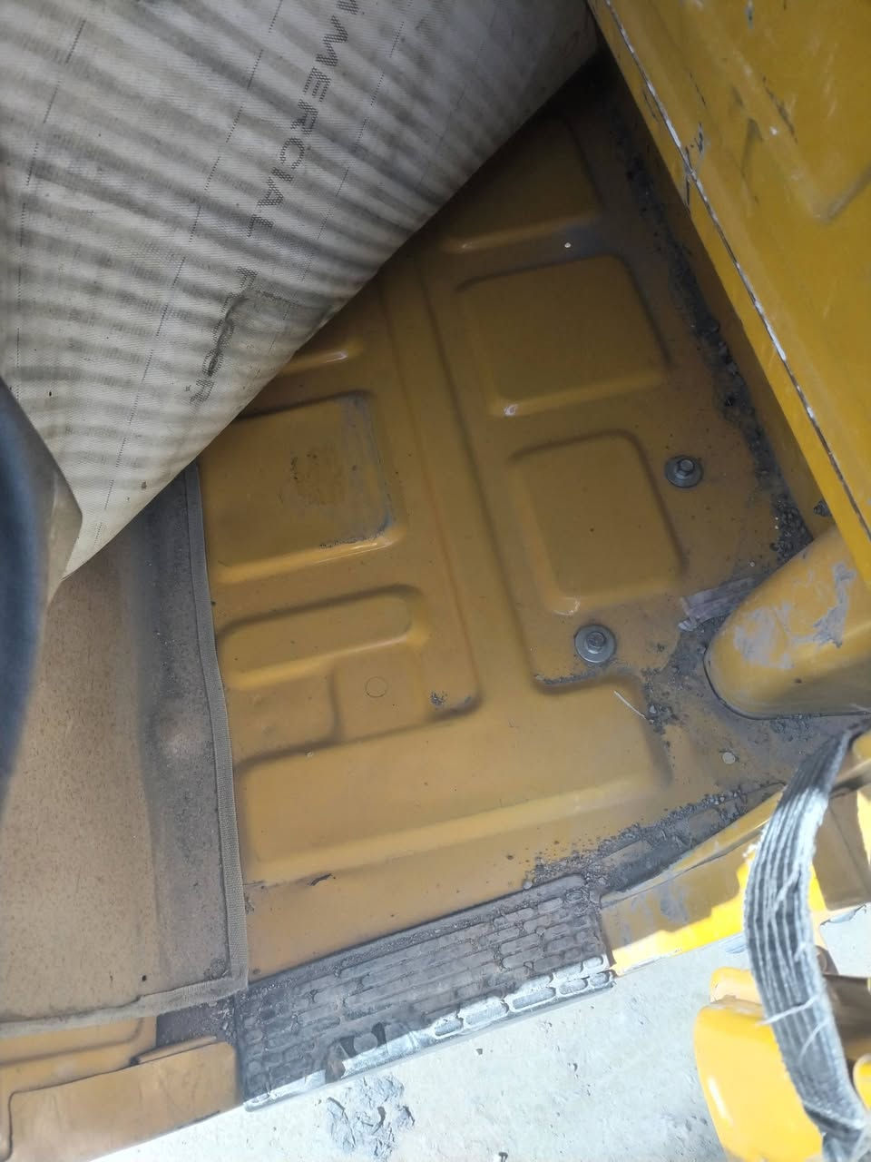 سلام عليكم تكتك البيع واحد وعشرين تكتك بيهه ضربه بل صفحه من جهت قبق البانزين فقط السعر سبعه ونص وبيهه مجال الرقم ***********
