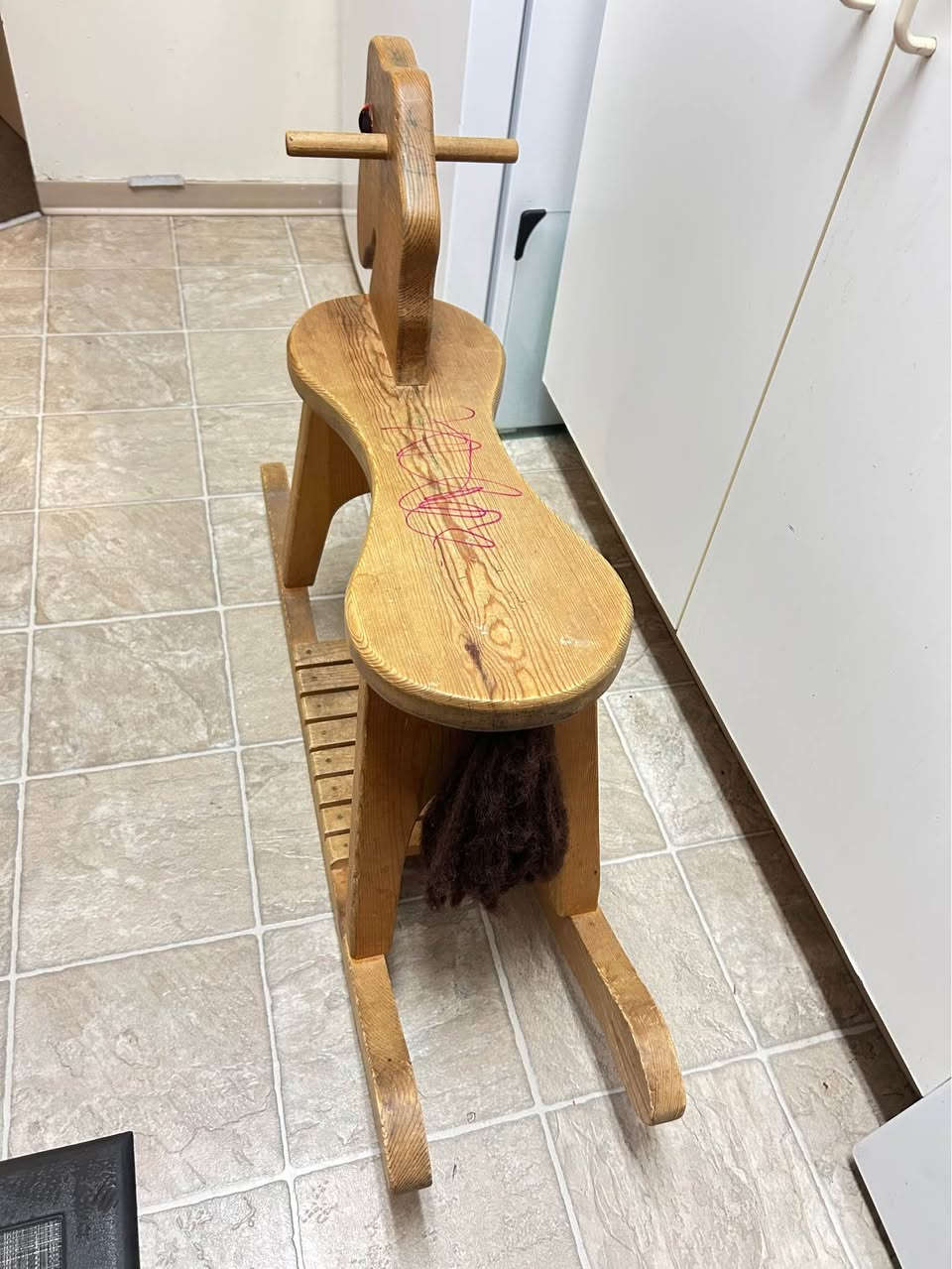 Wooden rocking horse has a natural finish with a yarn tail. This toy is constructed from solid wood and features red plastic eyes and a slatted footrest. Burnaby, BC


**إذا كنت صاحب هذا الإعلان وتريد حذفه لأي سبب، رجاءا أرسل رسالة إلى الدعم الفني**