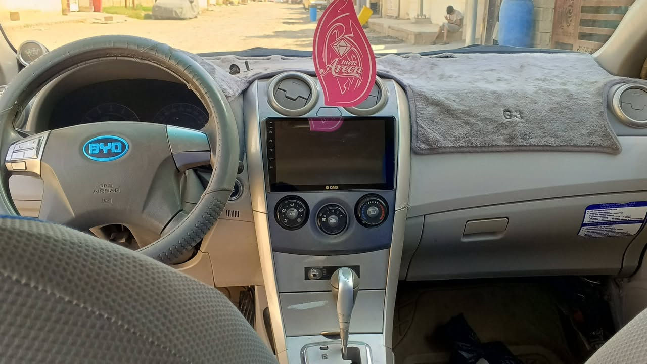 السلام عليكم للبيع بي واي دي 2013 جي 3 رقم بغداد انكليزي هزه جديده باسمي السياره محور كير ومحرك كورولا السياره مصبوغه عام للجماليه كير ومحرك حداديه تدفئه تبريد مكفول سعر 50 ورقه وبيها مجال مكان سياره سامراء الهاتف ***********
