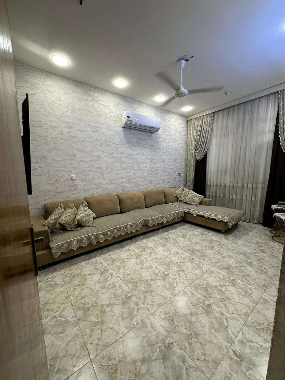 طابق واحد بناء جديد 

خدمات فول 

مي مجاري كهرباء 

قرب مستوصف جديد قرب كرار وائلي
باقي تفاصيل اتصل 
الاتصال ***********
السعر 118 مليون
