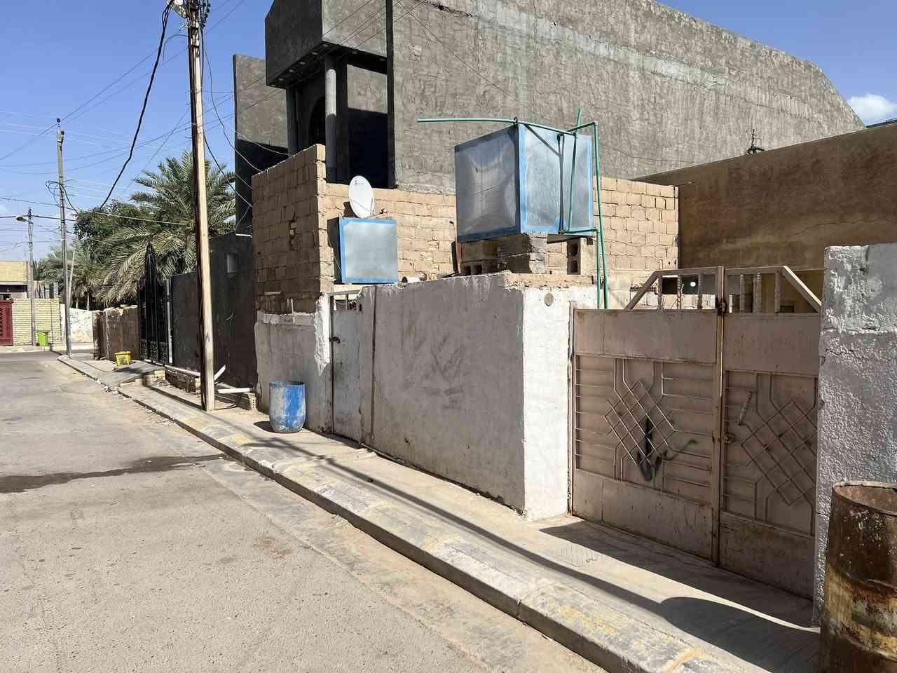 السلام عليكم بيت للبيع في حي نزال خلف جامع عبدالعزيز السامرائي مساحه ٢٢٣ بالسند واقع حال اكثر طابو سند صرف بناء قديم معزول بيت ومشتمل وحاليا كاعدين بي مئجرين يتكون من ٣ غرف نوم وصاله ومطبخ وحمام داخلي وخارجي شارع 8 للاستفسار اكثر اتصال على رقم صاحب البيت ***********
