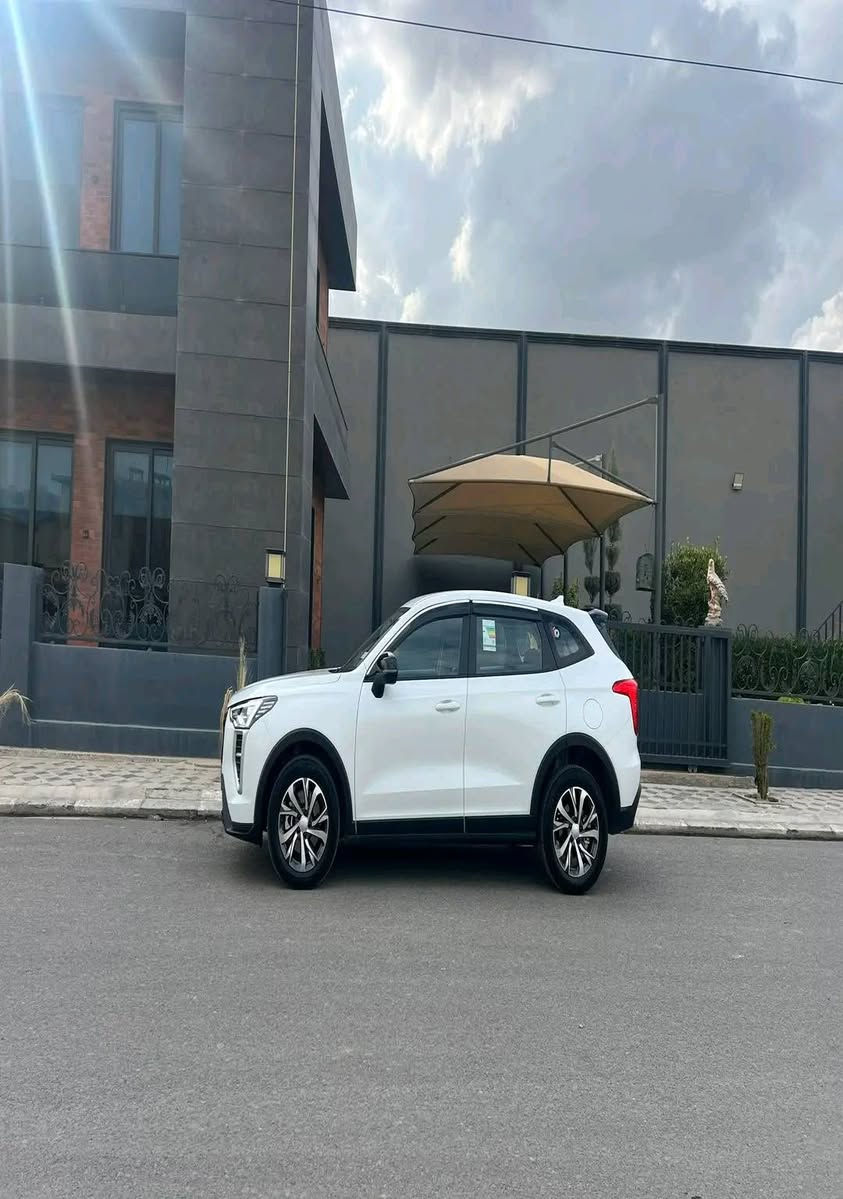 ئەوەی مووشتەریە با نامەی بنێرێت
‎2025 هاڤال جۆلیۆن موديل شكل نوي  
‎  تعدیل سورعە و سوكان فوليوم بەسمە و بریک بەسمە لایت بک لایت لید کامیرە
‎ هیچ کێشەیەکی نیە زمان شريكة ١٠ سال بي
سبوغ و تەعدیل  بەشەرتە سەیارەکە14هه زار  كيلؤ مةتر رؤييه بة ناوةي خؤمة 
‎ سحر. 148 مه جاله كى كه م  

هاڤاڵ جۆلیۆن لەسەر نوێترین پلاتفۆڕمی LEMON دروستکراوە کە کێشەکەی سووکترە، بەمەش کاراییەکی زیادتر و باشترکردنی بەکاربردنی سووتەمەنی دابیندەکات.

بزوێنەرێکی 1.5 توربۆچارجی 4 سلیندەری و گێڕبۆکسێکی 7-خێرایی DCT ، کە بەرزترین هێزی 156 ئەسپە (hp) و بەرزترین تۆرکی 220 نیوتن مەتر (Nm) بەرهەمدەهێنێت، لە کاتێکدا ئاستی بەکاربردنی سووتەمەنییەکەی بۆ 6.8 لیتر بۆ هەر 100 کم لە سووڕی دەرەوەی شاردا کەمکراوەتەوە.


**إذا كنت صاحب هذا الإعلان وتريد حذفه لأي سبب، رجاءا أرسل رسالة إلى الدعم الفني**