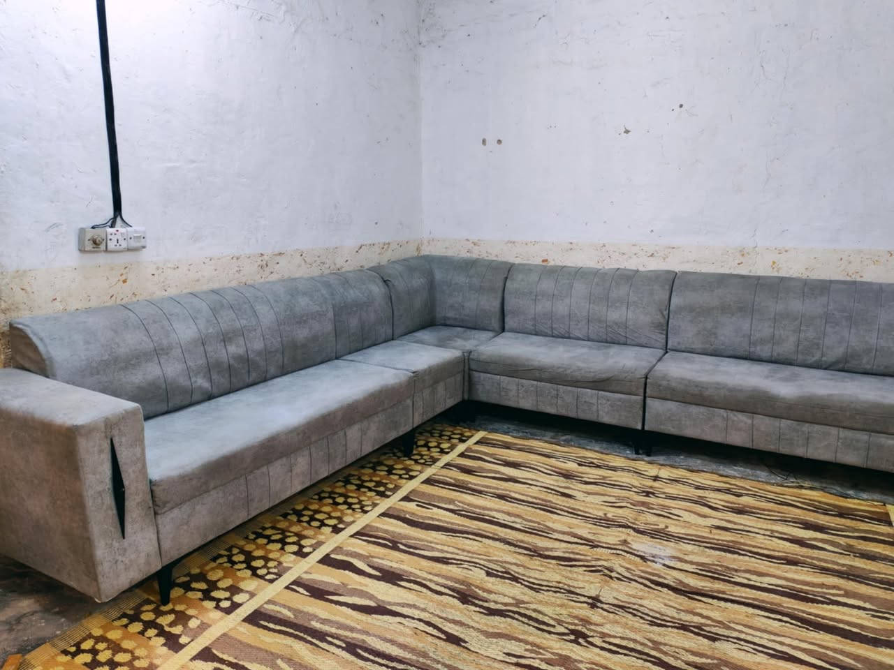 ديوان 10 اخو الجديد حيل نضيف مابي اي ضرر السعر 200 العنوان الكاضميه يوجد توصيل بكروه ***********
