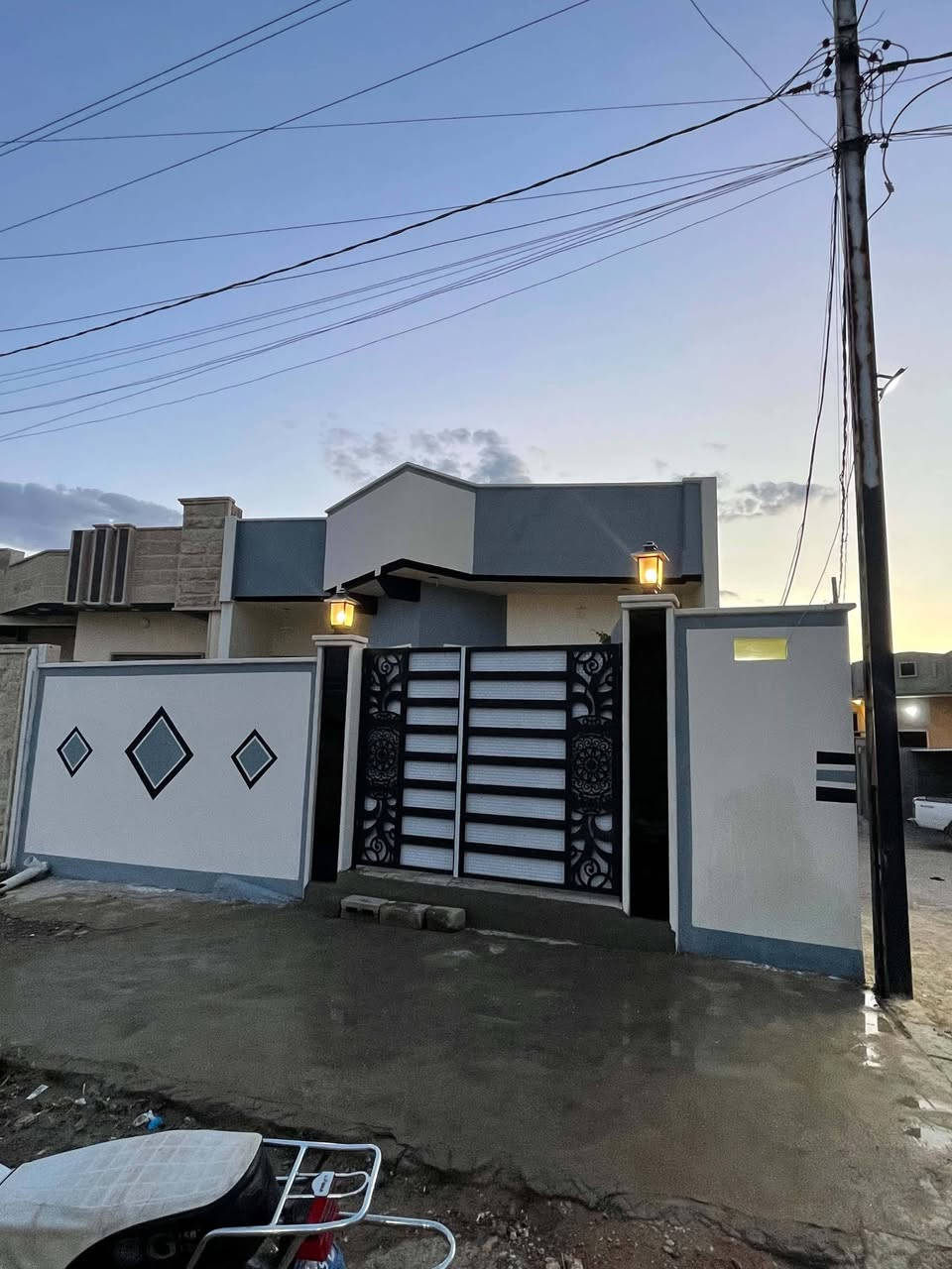 ":
🏡 بيت للبيع (فول زيرو) بحي القوسيات / حي الزيتون
المساحة: 200 متر (قريب تقطيع السائق تجاه الملايين الثانيه). البيت ركن عل شارعين
الداخل: 2 غرف + استقبال + صالة + مطبخ + 2 حمام.
الخدمات: كاملة (. ماء وكهرباء) ويبعد 
القانونية: سند زراعي (حق تصرف) + وصل بلدية.
💰 السعر: 70 مليون دينار. وبي مجال شي بصيط 
📞 للتواصل: *********** | ***********

