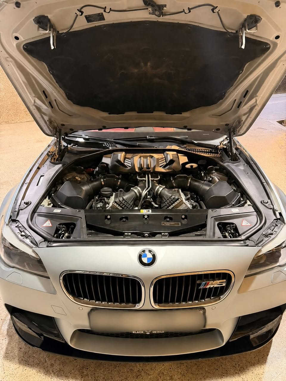 � للبيع – BMW M5 موديل 2012 خليجي | ممشى قليل جدًا 🔥
إذا تدور على قوة + فخامة + هيبة… هاي الـ M5 تجمع كل شي بسيارة وحدة.

📍 الموقع: بغداد – الجادرية

⸻

🚗 تفاصيل السيارة:

* الموديل: 2012
* الفئة: BMW M5 (F10)
* الممشى: 26,000 فقط 🔥 
* الوارد: خليجي
* اللون: رصاصي مغلف PPF طافي (حماية كاملة )
* الداخلية: أحمر × أبيض

⸻

⚙️ المواصفات الميكانيكية (M Performance):

* محرك V8 توين تيربو 4.4 لتر
* قوة 560 حصان 🔥
* عزم 680 نيوتن متر
* قير أوتوماتيك رياضي 7 سرعات (DCT)
* تسارع 0–100 خلال 4.3 ثانية تقريبًا
* دفع خلفي (RWD)
* أوضاع قيادة M (Sport / Sport+)

⸻

✨ المواصفات الإضافية (FULL SPEC):

* كشنات مساج + تدفئة + تبريد
* ذاكرة حفظ وضعية الكشن (Memory Seat)
* رادار 360 درجة
* كاميرات 3 حول السيارة
* تخم تاير جديد
* سيرفس كامل جديد
* أبواب شفط (Soft Close)
* صندوق خلفي كهربائي
* برده خلفية كهربائية + برده جانبية يدوية
* 3 شاشات داخلية
* سقف رولز رايز 
* لايتات داينمك متحركة

⸻

✨ الحالة:
السيارة نظيفة جدًا وبدون أي مصاريف، استخدام شخصي، وجاهزة من كل النواحي.

💎 للي يعرف قيمة الـ M5… هاي فرصة نادرة بممشى شبه جديد

السعر 42,000$
📩 للاستفسار: (***********)
