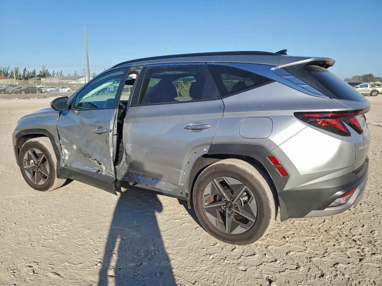 #أعـــلان_مــــــــــزاد #مكتب_بوابة_دبي
سعر نقل مخفض الى جميع الموانئ
ـ نوع السيارة : 2025 HYUNDAI TUCSON SEL
ـ تاريخ المزايدة : 29/1/2026 الساعة 6:00 مساء 
ـ السعر : حسب تاريخ المزايدة المذكور أعلاه: 300$ دولار 
ـ الضرر والمواصفات : حسب الصور المرفقة
-جميع السيارات الهايبرد الكهرباء معفي
من الكمرك الضريبة والرقم مجاناً
ملاحـــظــة .. السيارات المعروضة داخل الصفحة هي مجرد نماذج بسيطة للمزاد
وللمزيد من المعلومات الحضور الساعة الرابعة عصرا الى مقر الشركة الكائن في:
شارع الحزام الاخضر المدينة المايئة- مقابيل حي العدالة #النجف_الاشرف
المكتب ***********
زيد الطفيلي***********
عبد الله الزاملي***********
للانضمام لكروب الواتساب اضغط ع رابط
https://chat.whatsapp.com/HEg5DTFOYCnFPwSoSvOuuq
