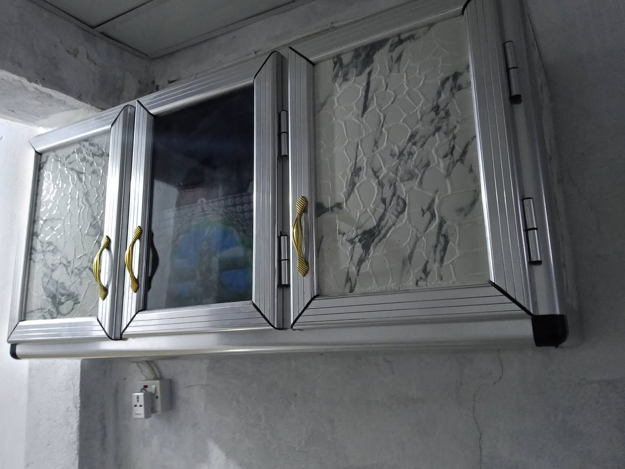 ميز وملحق الالمنيوم للبيع ب 100 رقم اتصال ***********
