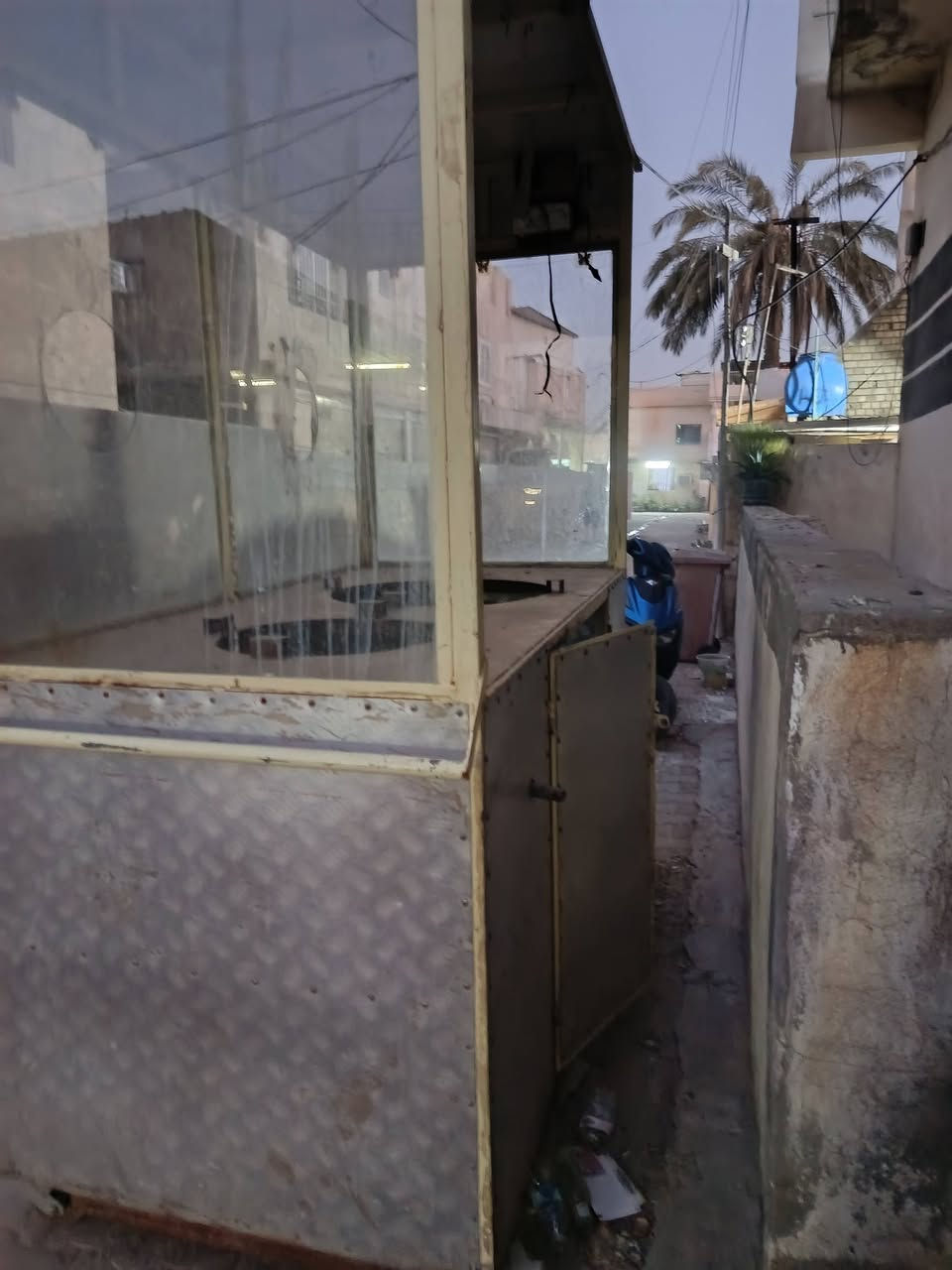 السلام عليكم بصطيه للبيع مرتبه مغزن كبير بيه جام سمك 10ملم ***********/***********
