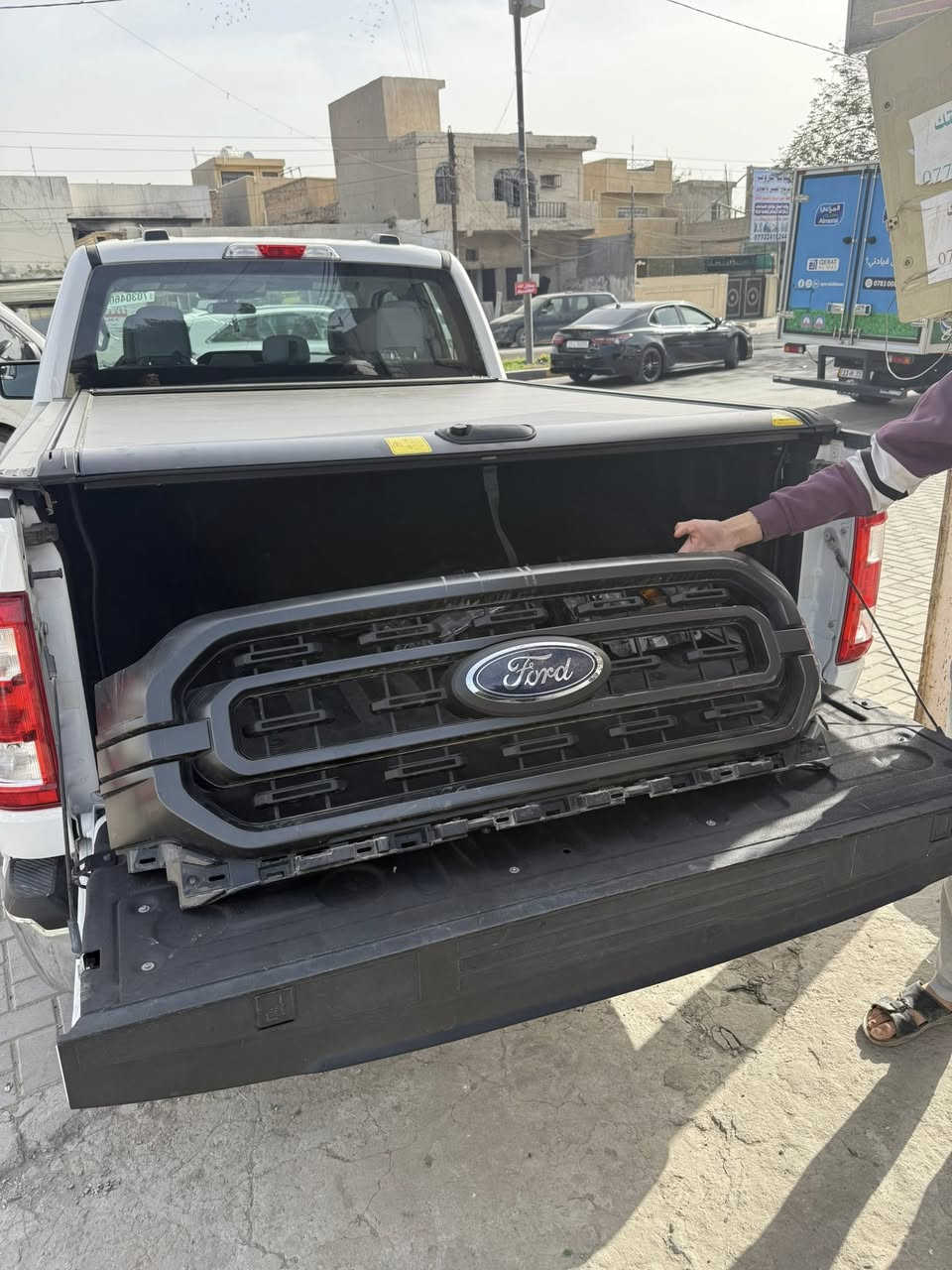 زوج لايتات اصلي تفصيخ كلشش نظاف وشباك اصلي فتحتهن من سياره موديل ٢٣  سعرهن ٣٧٥ ويا الشباك 
***********
