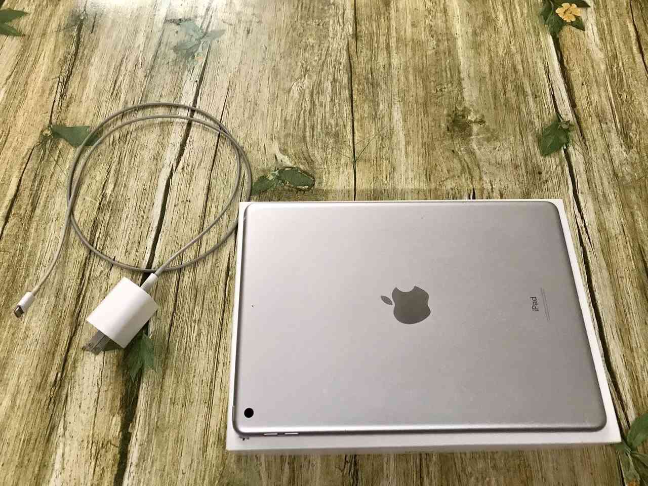 السلام عليكم..
ايباد 9 للبيع لون سلفر ويا الشاحنة الاصلية والكارتونة استخدام قليل بعدة نضيف
سعر 275وبي مجال 
العنوان بغداد الشعلة


**إذا كنت صاحب هذا الإعلان وتريد حذفه لأي سبب، رجاءا أرسل رسالة إلى الدعم الفني**