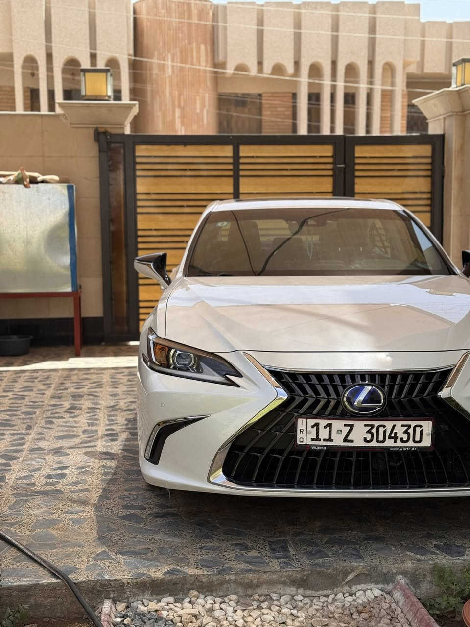 Es300 موديل ٢٠٢٢ ماشيه ٥٨ الف حادثها جاملغ خلفي وكلير الصندوق السعر ٢٧٥ وبيها مجال كلش بسيط رقم تلفون ***********
